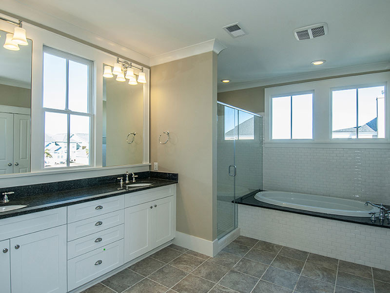 Foto di una stanza da bagno contemporanea con lavabo sottopiano, ante in stile shaker, ante bianche, top in granito, vasca da incasso, doccia alcova, piastrelle bianche e pavimento con piastrelle in ceramica