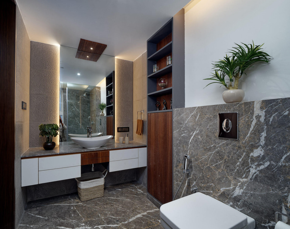 Idee per una grande stanza da bagno con doccia design con ante lisce, ante bianche, piastrelle grigie, pareti bianche, lavabo a bacinella, pavimento grigio, top grigio, un lavabo e mobile bagno sospeso