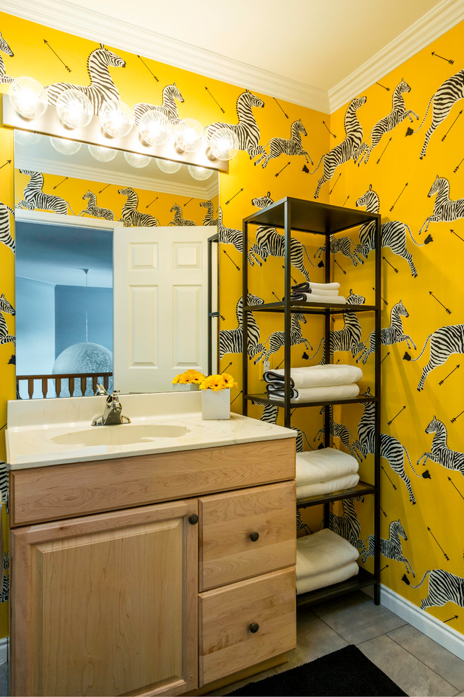 Стильный дизайн: детская ванная комната среднего размера в скандинавском стиле с фасадами с выступающей филенкой, светлыми деревянными фасадами, накладной ванной, бежевой плиткой, желтыми стенами, полом из керамической плитки и столешницей из ламината - последний тренд