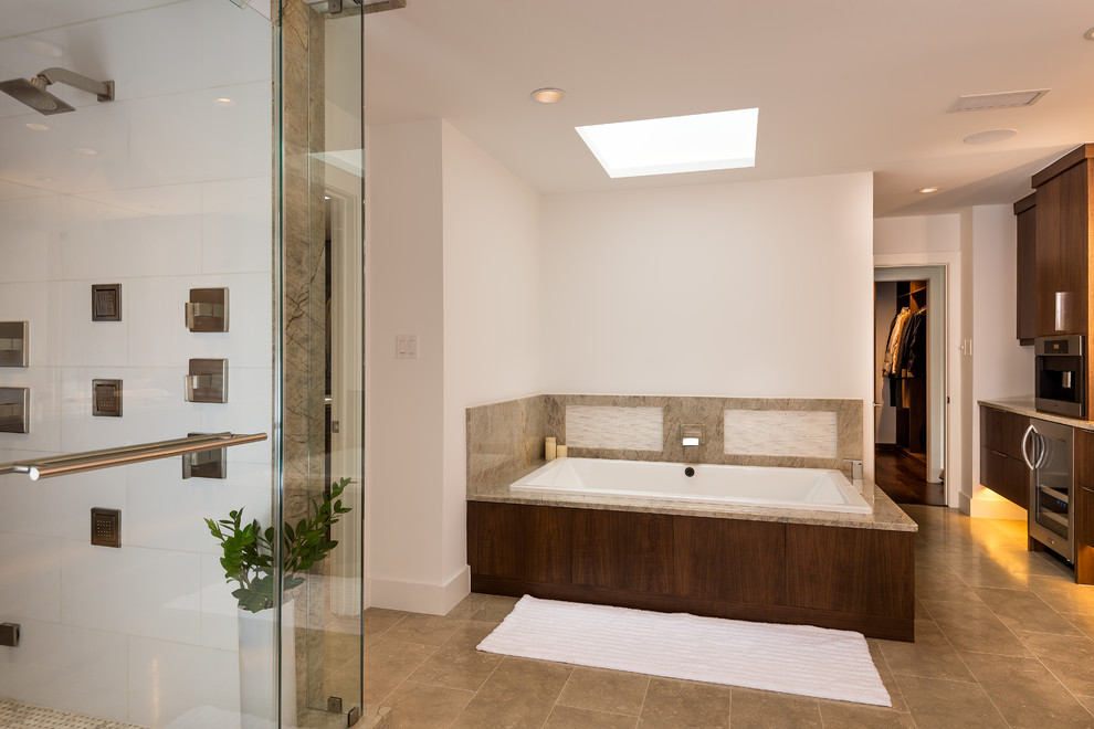 Immagine di una grande stanza da bagno padronale contemporanea con vasca da incasso, ante lisce, ante in legno bruno, piastrelle beige, pareti bianche e pavimento in gres porcellanato