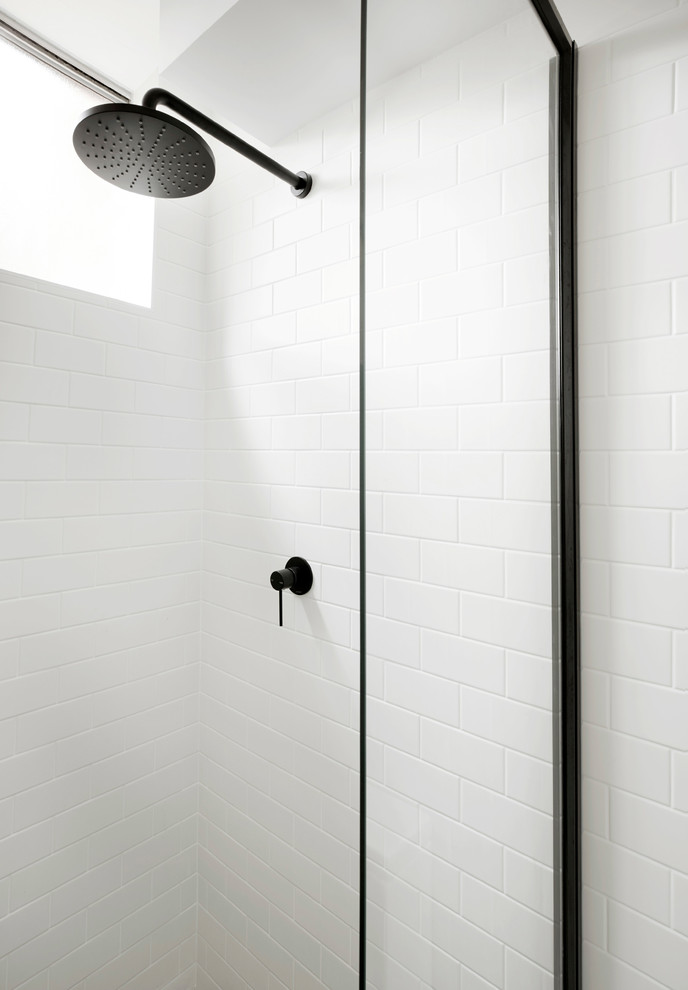 Idéer för ett litet skandinaviskt badrum, med luckor med lamellpanel, vita skåp, en kantlös dusch, vit kakel, tunnelbanekakel, klinkergolv i keramik, laminatbänkskiva, grått golv och dusch med gångjärnsdörr