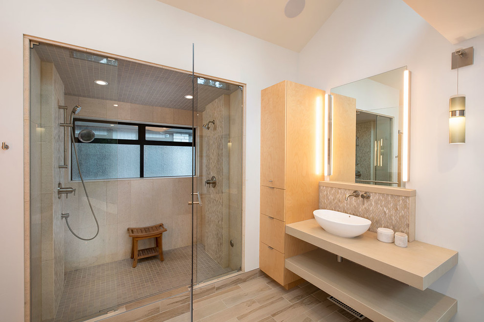 Inspiration för stora minimalistiska beige en-suite badrum, med öppna hyllor, beige skåp, ett fristående badkar, en dubbeldusch, flerfärgad kakel, mosaik, vita väggar, klinkergolv i porslin, ett fristående handfat, bänkskiva i akrylsten, brunt golv och dusch med gångjärnsdörr