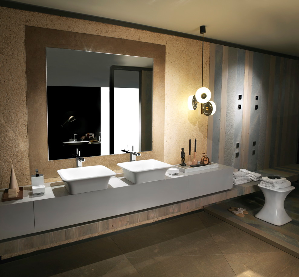 Foto på ett eklektiskt badrum, med ett fristående handfat, öppna hyllor, grå skåp, marmorbänkskiva, en öppen dusch och beige kakel