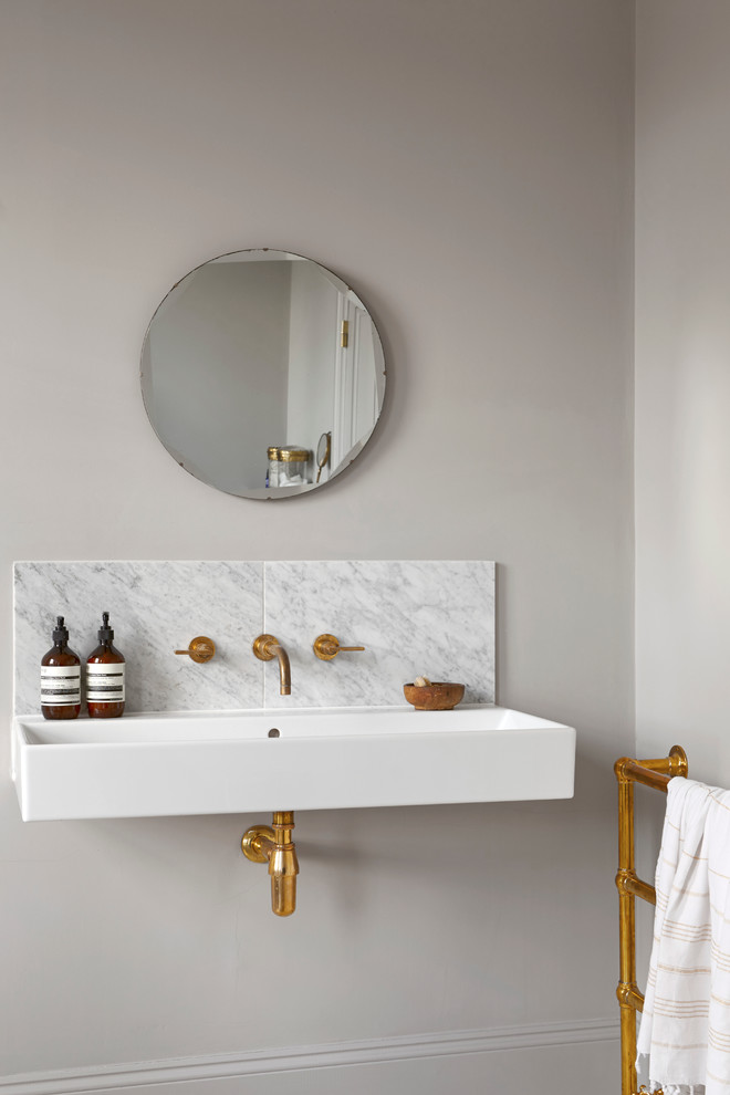 Geräumiges Skandinavisches Badezimmer mit Einbaubadewanne, grauen Fliesen und grauer Wandfarbe in London