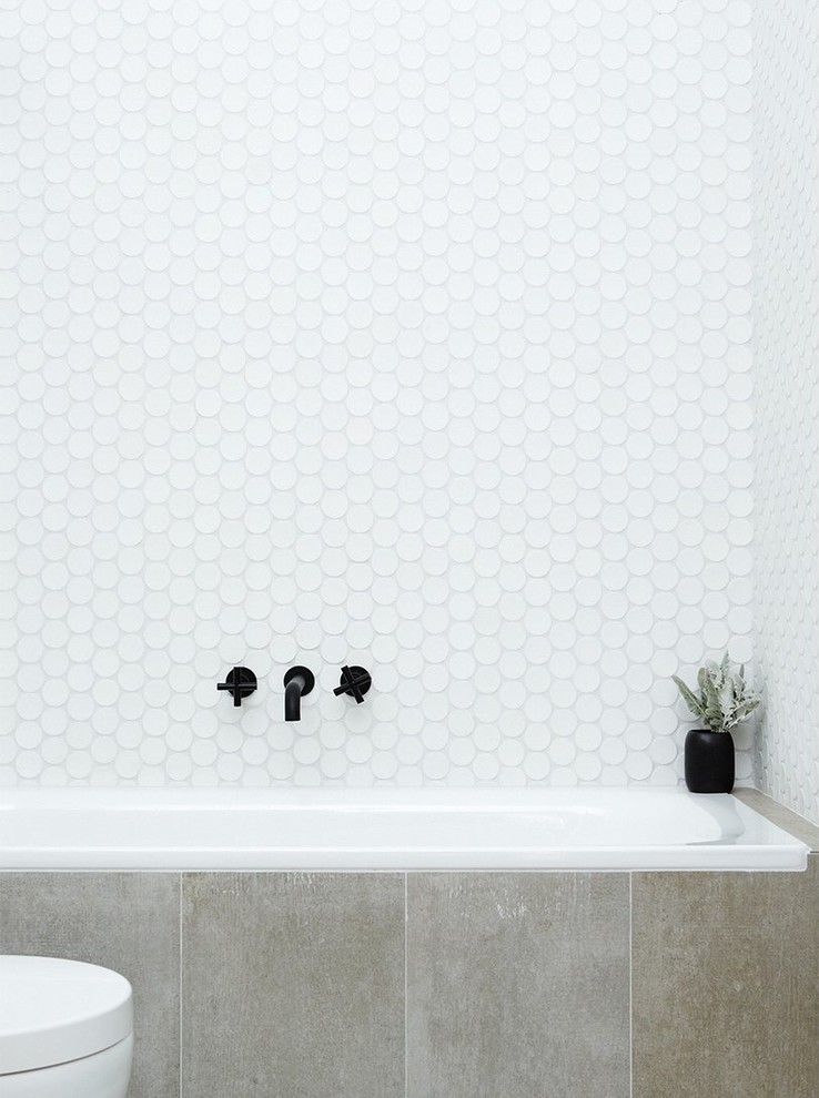 Ejemplo de cuarto de baño principal nórdico de tamaño medio con armarios con paneles lisos, bañera esquinera, baldosas y/o azulejos blancos, baldosas y/o azulejos en mosaico y paredes blancas