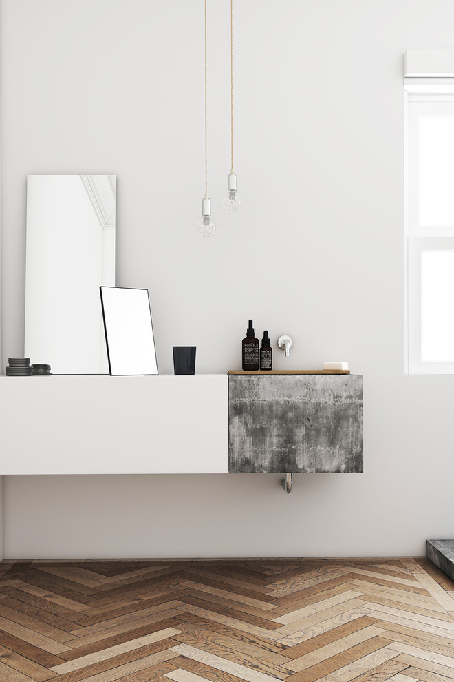 Immagine di una grande stanza da bagno padronale scandinava con ante lisce, ante bianche, pareti bianche, pavimento in legno massello medio e lavabo sospeso