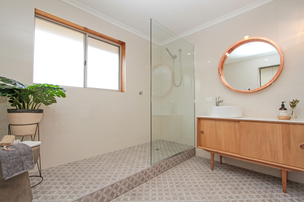 Идея дизайна: ванная комната в скандинавском стиле с открытым душем