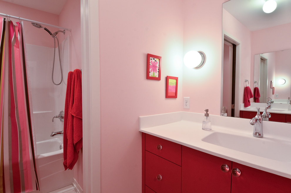 Ispirazione per una stanza da bagno minimal con lavabo integrato, ante lisce, vasca ad alcova, vasca/doccia, ante rosse, pareti rosa e doccia con tenda