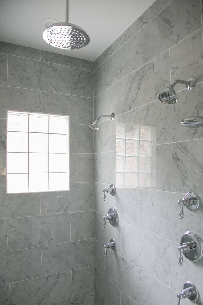 Inspiration för ett mellanstort nordiskt grå grått en-suite badrum, med luckor med upphöjd panel, vita skåp, en hörndusch, grå kakel, marmorkakel, grå väggar, marmorgolv, ett undermonterad handfat, marmorbänkskiva, grått golv och dusch med gångjärnsdörr