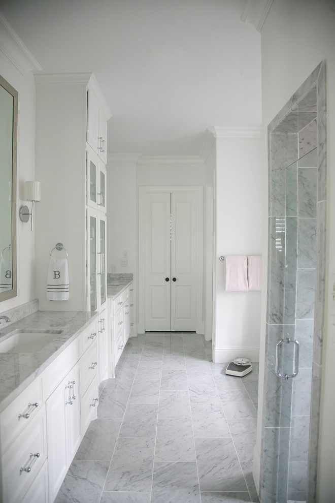 Пример оригинального дизайна: главная ванная комната среднего размера в скандинавском стиле с фасадами с выступающей филенкой, белыми фасадами, угловым душем, серой плиткой, мраморной плиткой, серыми стенами, мраморным полом, врезной раковиной, мраморной столешницей, серым полом, душем с распашными дверями и серой столешницей