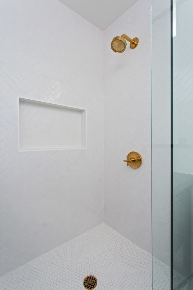 Пример оригинального дизайна: главная ванная комната среднего размера в скандинавском стиле с плоскими фасадами, черными фасадами, угловым душем, инсталляцией, белой плиткой, плиткой кабанчик, белыми стенами, полом из цементной плитки, врезной раковиной, столешницей из искусственного кварца и душем с распашными дверями