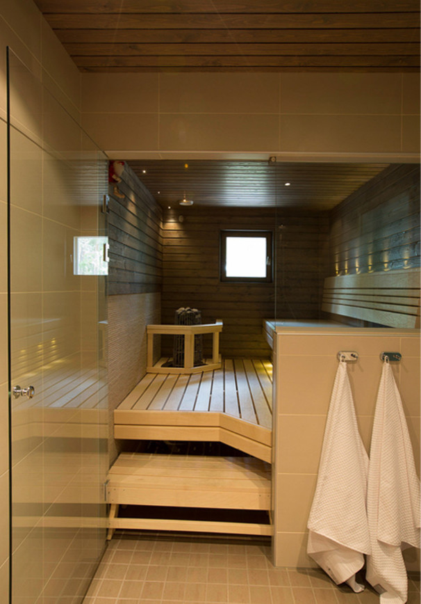 Ispirazione per una stanza da bagno padronale design di medie dimensioni con piastrelle beige, piastrelle in gres porcellanato, pareti marroni e pavimento con piastrelle in ceramica