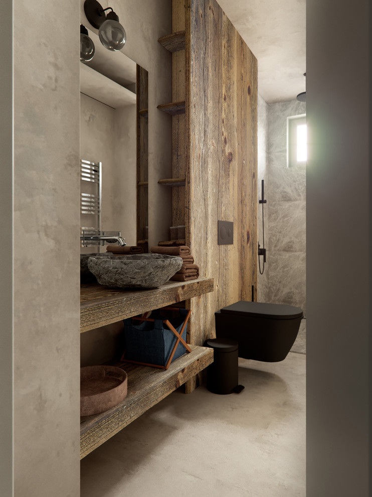Idéer för små nordiska brunt badrum, med öppna hyllor, skåp i mellenmörkt trä, ett badkar i en alkov, en kantlös dusch, en vägghängd toalettstol, beige kakel, stenkakel, flerfärgade väggar, betonggolv, ett konsol handfat och träbänkskiva