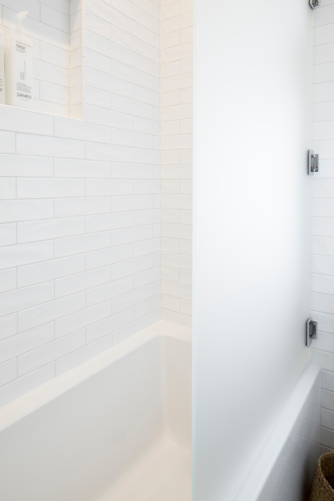Inspiration för små minimalistiska en-suite badrum, med släta luckor, skåp i ljust trä, ett badkar i en alkov, en dusch/badkar-kombination, en toalettstol med hel cisternkåpa, vit kakel, keramikplattor, vita väggar, marmorgolv, ett undermonterad handfat, bänkskiva i kvarts, vitt golv och dusch med gångjärnsdörr
