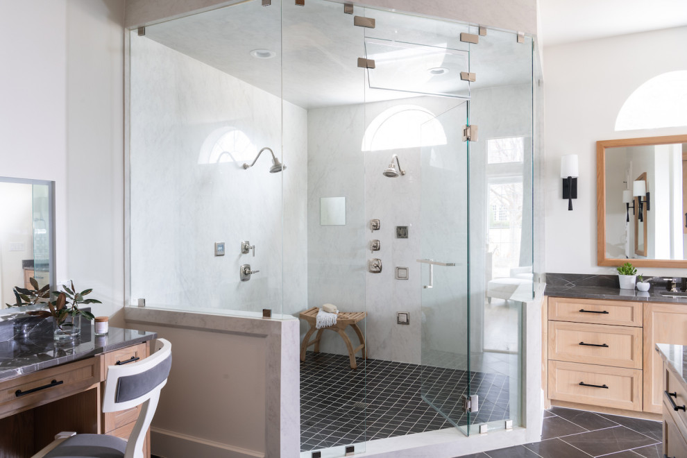 Идея дизайна: огромная главная ванная комната в стиле неоклассика (современная классика) с фасадами в стиле шейкер, бежевыми фасадами, угловым душем, белой плиткой, керамогранитной плиткой, белыми стенами, полом из керамогранита, врезной раковиной, черным полом, душем с распашными дверями и серой столешницей