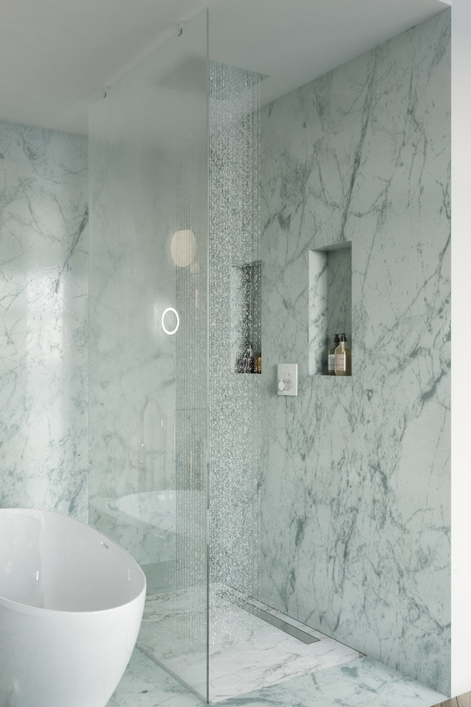 Immagine di un'ampia stanza da bagno padronale scandinava con vasca freestanding, doccia aperta, piastrelle bianche, piastrelle di marmo, pareti bianche, pavimento in marmo, lavabo da incasso, pavimento bianco e doccia aperta