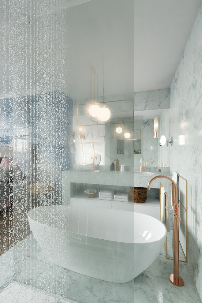 Idéer för att renovera ett mycket stort skandinaviskt vit vitt en-suite badrum, med vita skåp, ett fristående badkar, en öppen dusch, vit kakel, marmorkakel, vita väggar, marmorgolv, ett nedsänkt handfat, marmorbänkskiva, vitt golv och med dusch som är öppen