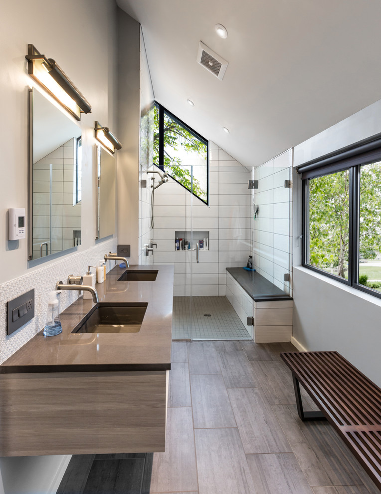 Exempel på ett mellanstort skandinaviskt en-suite badrum, med släta luckor, grå skåp, en dusch i en alkov, en vägghängd toalettstol, vit kakel, porslinskakel, vita väggar, klinkergolv i porslin, ett undermonterad handfat och bänkskiva i kvarts