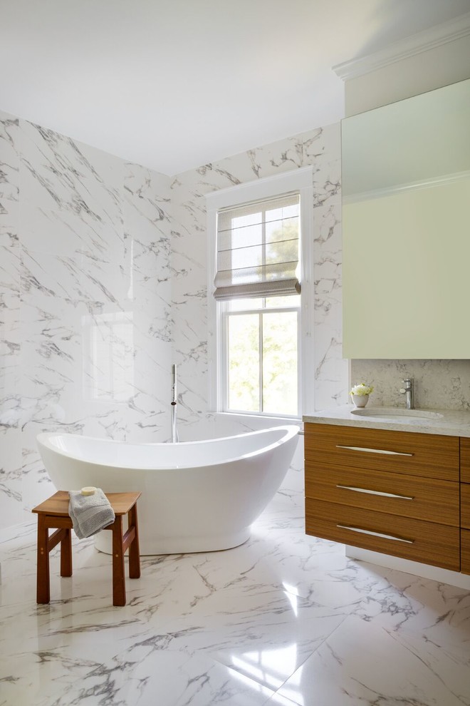 Exemple d'une salle de bain scandinave en bois clair avec un placard à porte plane, une baignoire indépendante, un carrelage noir et blanc, du carrelage en marbre, un sol en marbre, un lavabo encastré, un plan de toilette en marbre et un sol multicolore.