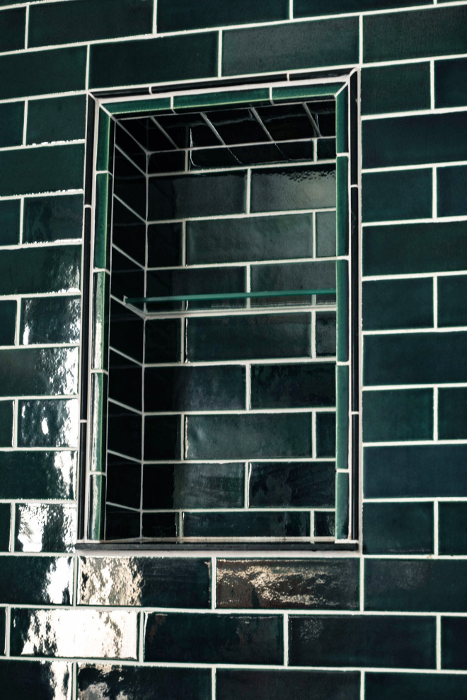 Пример оригинального дизайна: маленькая главная ванная комната в скандинавском стиле с фасадами с декоративным кантом, фасадами цвета дерева среднего тона, открытым душем, зеленой плиткой, керамической плиткой, белыми стенами, полом из керамической плитки, накладной раковиной, столешницей из оникса, черным полом, душем с распашными дверями и белой столешницей для на участке и в саду