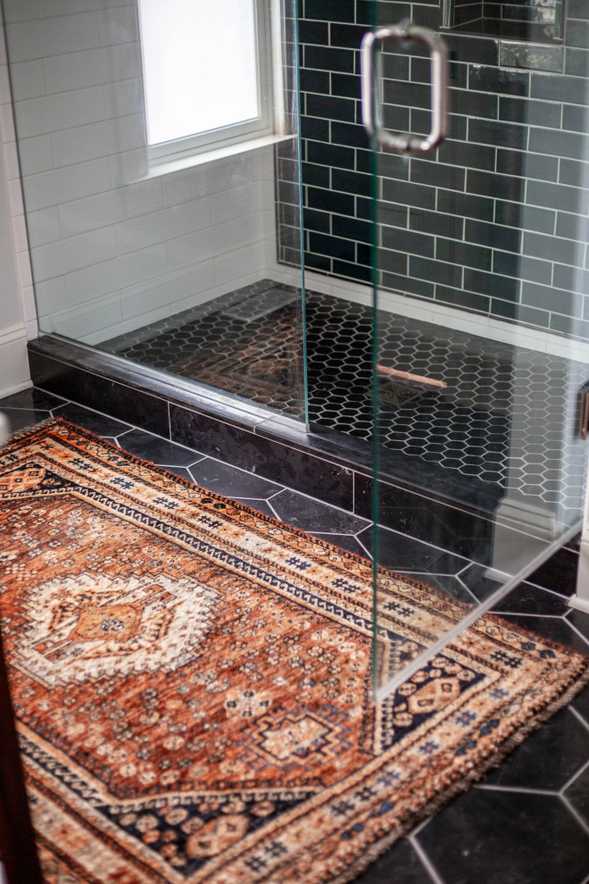 Exempel på ett litet skandinaviskt vit vitt en-suite badrum, med luckor med profilerade fronter, skåp i mellenmörkt trä, en öppen dusch, grön kakel, keramikplattor, vita väggar, klinkergolv i keramik, ett nedsänkt handfat, bänkskiva i onyx, svart golv och dusch med gångjärnsdörr