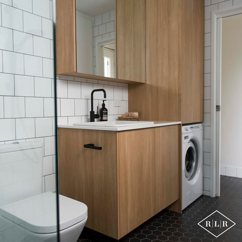 Skandinavisches Badezimmer mit hellen Holzschränken, schwarz-weißen Fliesen, weißer Wandfarbe und Mosaik-Bodenfliesen in Perth