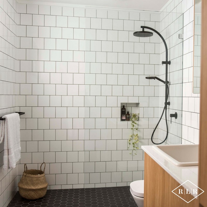 На фото: ванная комната в скандинавском стиле с светлыми деревянными фасадами, белой плиткой и белыми стенами