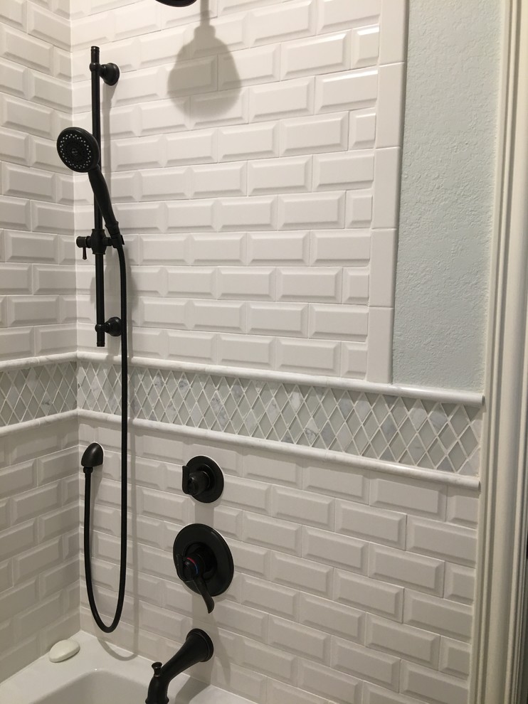 Foto di una stanza da bagno tradizionale di medie dimensioni con vasca/doccia, piastrelle bianche, piastrelle a listelli e doccia con tenda