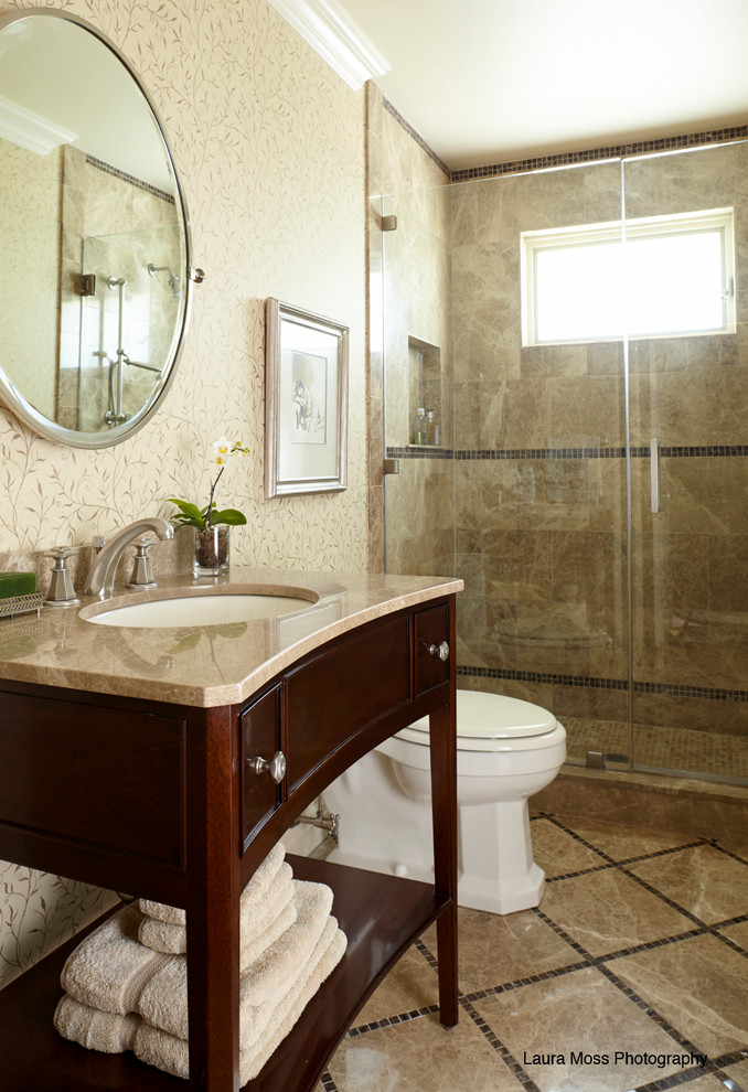 Foto di una stanza da bagno minimal di medie dimensioni con lavabo sottopiano, ante in legno bruno, top in marmo, doccia aperta, WC monopezzo, piastrelle beige, pareti beige e pavimento in marmo