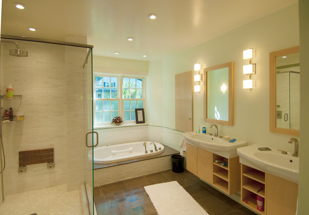 Idéer för stora nordiska en-suite badrum, med ett integrerad handfat, släta luckor, skåp i ljust trä, ett platsbyggt badkar, en öppen dusch, en toalettstol med separat cisternkåpa, vit kakel, glaskakel, vita väggar och kalkstensgolv