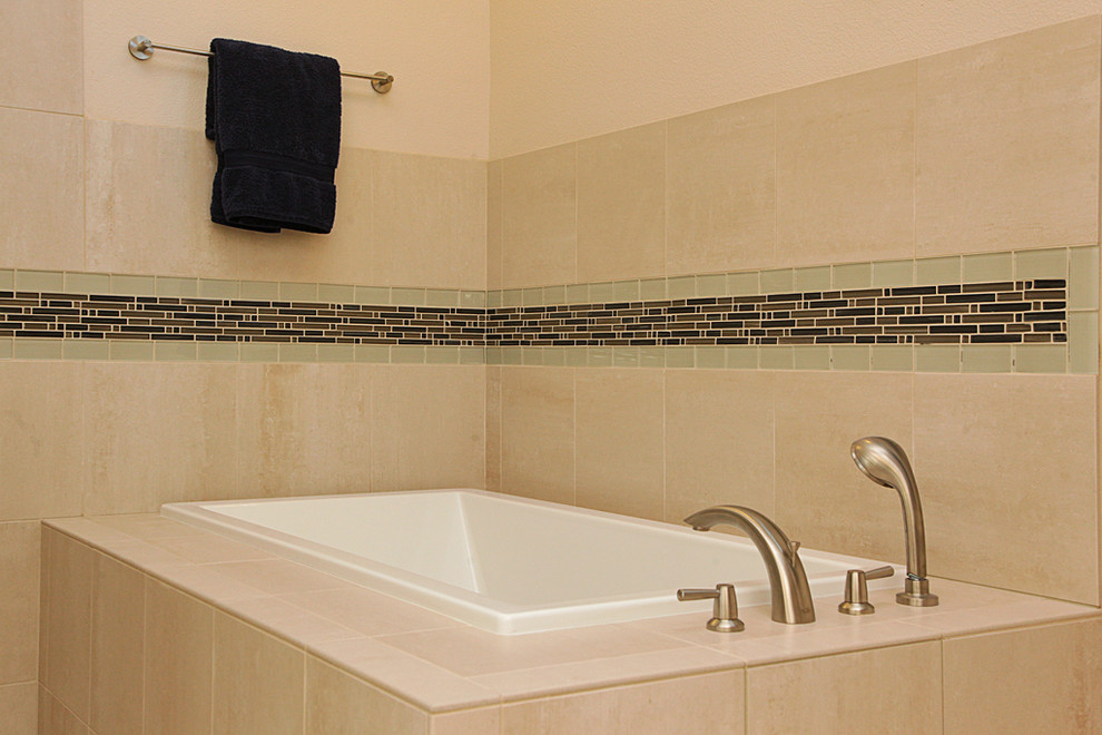 Inredning av ett modernt stort en-suite badrum, med släta luckor, skåp i ljust trä, ett platsbyggt badkar, en dusch i en alkov, svart kakel, brun kakel, glaskakel, beige väggar, ett undermonterad handfat och granitbänkskiva