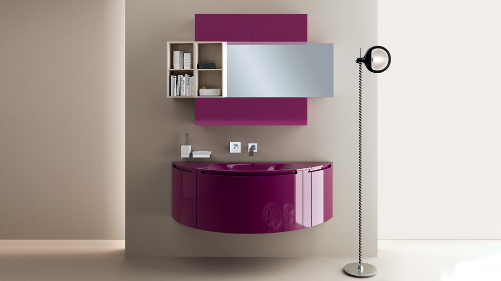 Cette image montre une petite salle de bain minimaliste avec un placard à porte plane, un plan de toilette en quartz modifié et un mur beige.