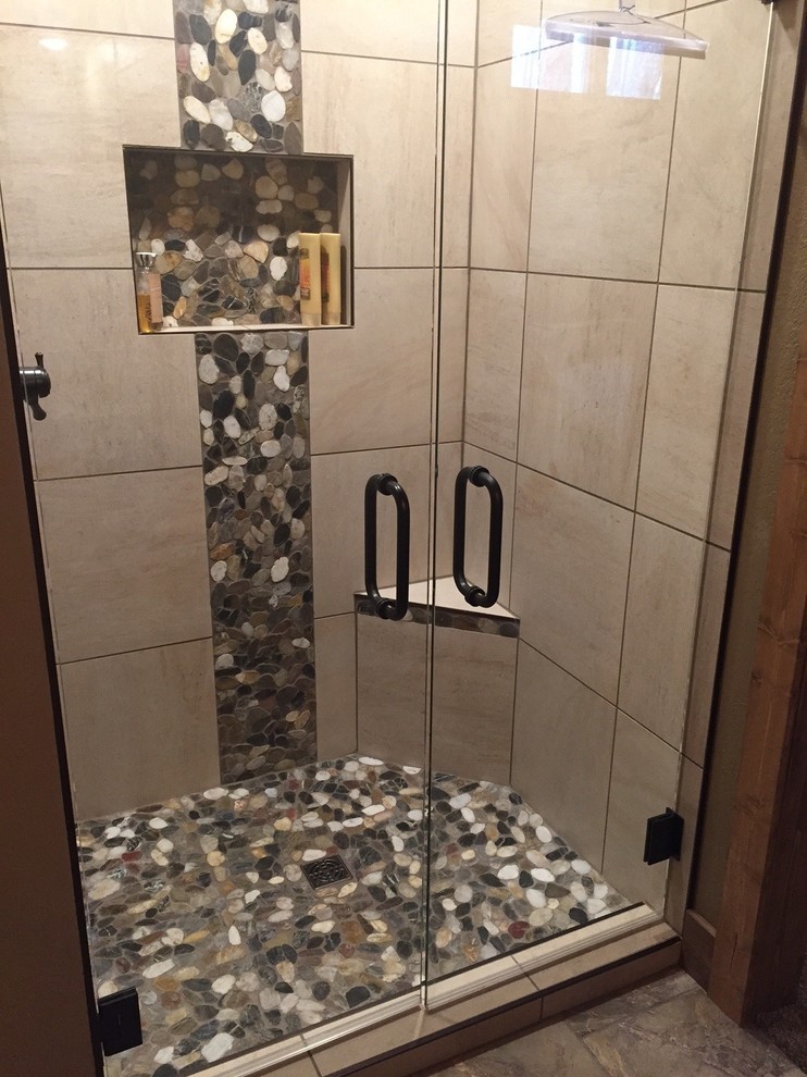 Foto på ett mellanstort rustikt badrum för barn, med luckor med upphöjd panel, skåp i mellenmörkt trä, en dusch i en alkov, flerfärgad kakel, stenkakel, beige väggar, klinkergolv i porslin, ett integrerad handfat, bänkskiva i betong, grått golv och dusch med gångjärnsdörr
