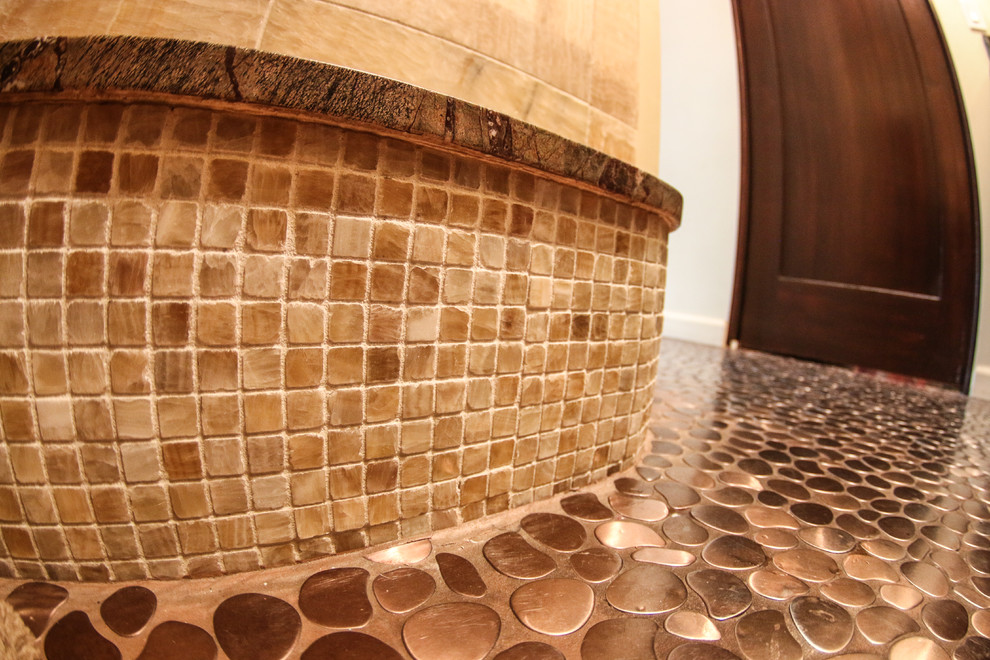 Idee per una piccola stanza da bagno padronale design con ante in stile shaker, ante in legno bruno, vasca da incasso, piastrelle marroni, piastrelle a mosaico e top in marmo