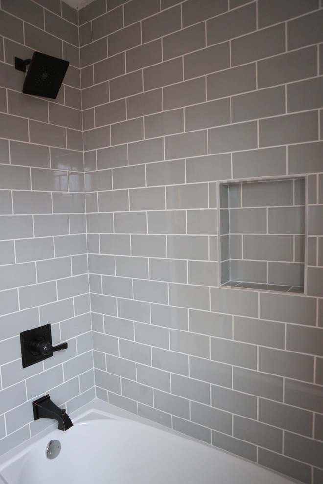 Источник вдохновения для домашнего уюта: ванная комната среднего размера в стиле неоклассика (современная классика) с накладной ванной, душем в нише, серой плиткой, керамической плиткой и шторкой для ванной