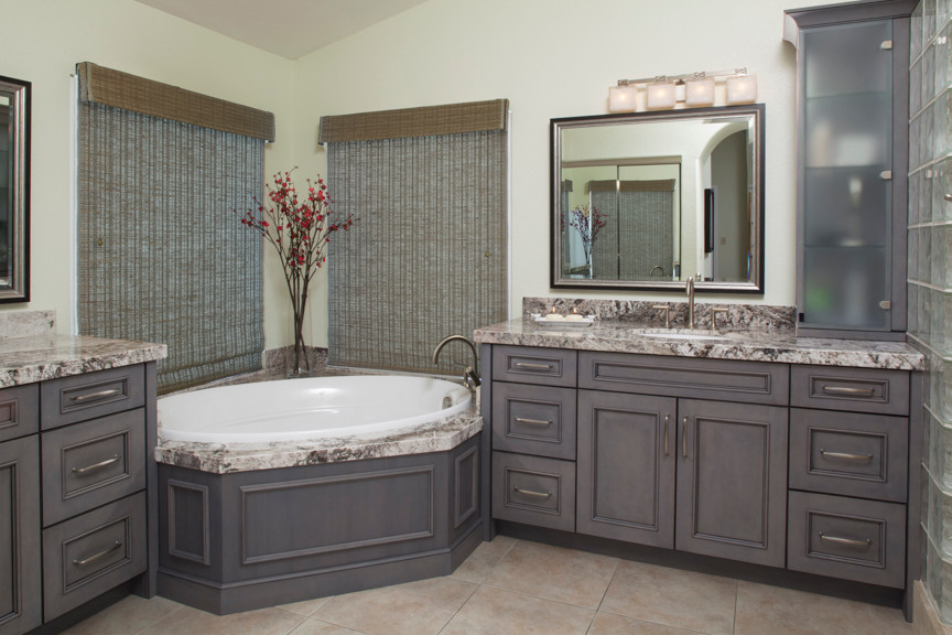 Foto di una stanza da bagno padronale bohémian di medie dimensioni con lavabo sottopiano, ante grigie, top in granito, vasca da incasso, piastrelle beige, piastrelle in ceramica e pavimento con piastrelle in ceramica