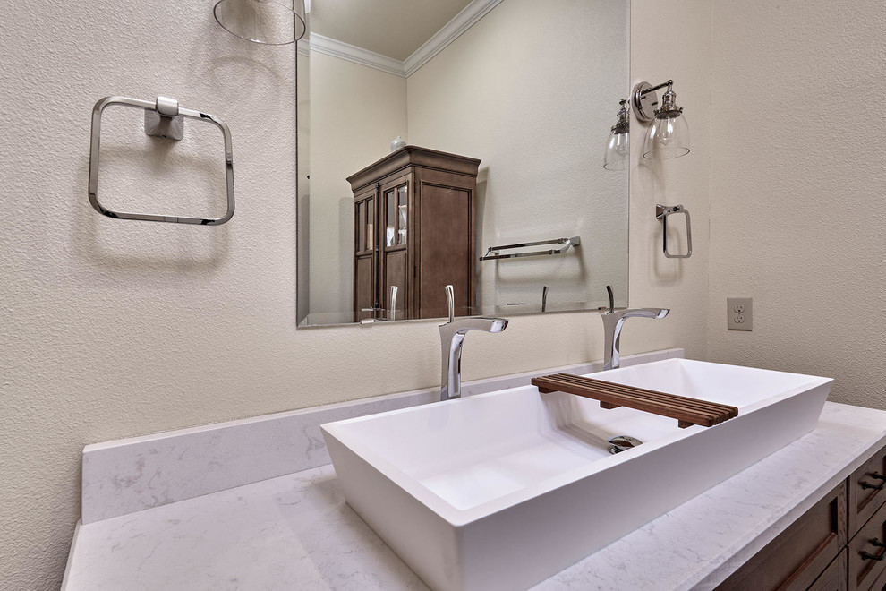 Inredning av ett klassiskt mellanstort vit vitt en-suite badrum, med skåp i shakerstil, skåp i mellenmörkt trä, en toalettstol med separat cisternkåpa, beige kakel, travertinkakel, beige väggar, ett avlångt handfat, marmorbänkskiva, brunt golv, klinkergolv i porslin, en dusch i en alkov och med dusch som är öppen
