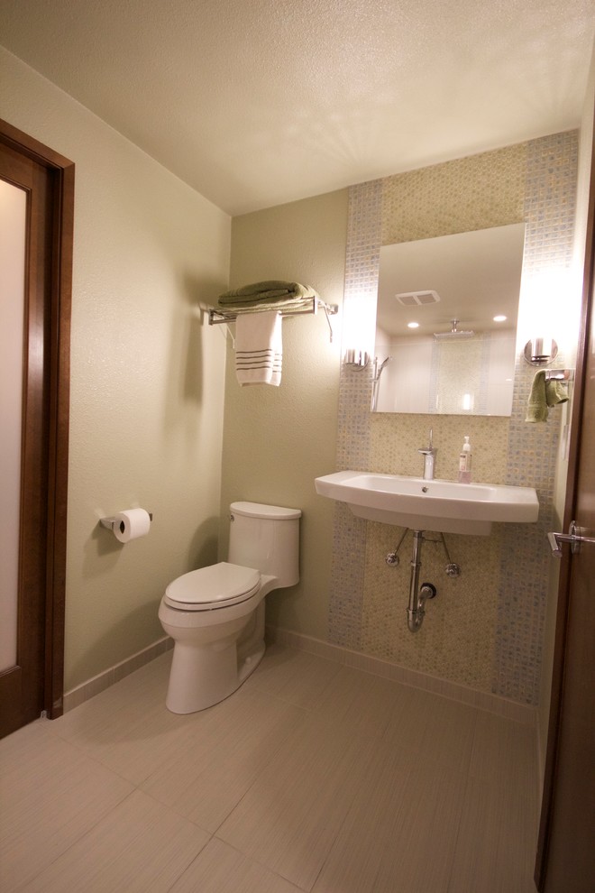 Esempio di una stanza da bagno con doccia minimalista di medie dimensioni con lavabo sospeso, doccia doppia, WC monopezzo, piastrelle grigie, piastrelle in ceramica, pareti verdi e pavimento con piastrelle in ceramica