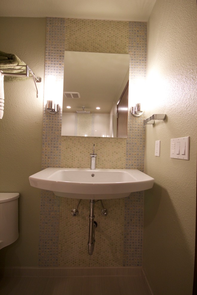 Idées déco pour une salle d'eau moderne de taille moyenne avec un lavabo suspendu, une douche double, WC à poser, un carrelage gris, des carreaux de céramique, un mur vert et un sol en carrelage de céramique.