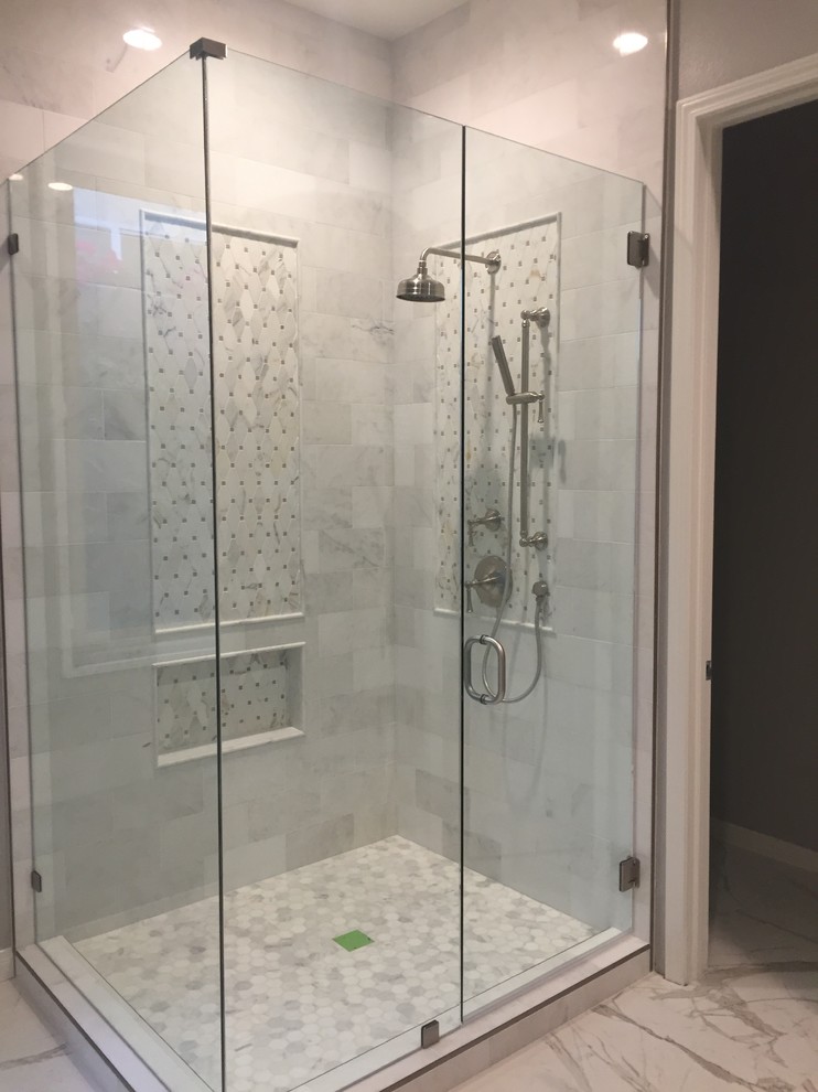 Свежая идея для дизайна: главная ванная комната среднего размера в классическом стиле с угловым душем, серой плиткой, плиткой кабанчик, мраморным полом, серым полом и душем с распашными дверями - отличное фото интерьера