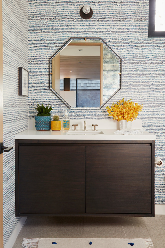 Exemple d'une salle de bain tendance en bois foncé avec un placard à porte plane, un lavabo encastré et un plan de toilette blanc.