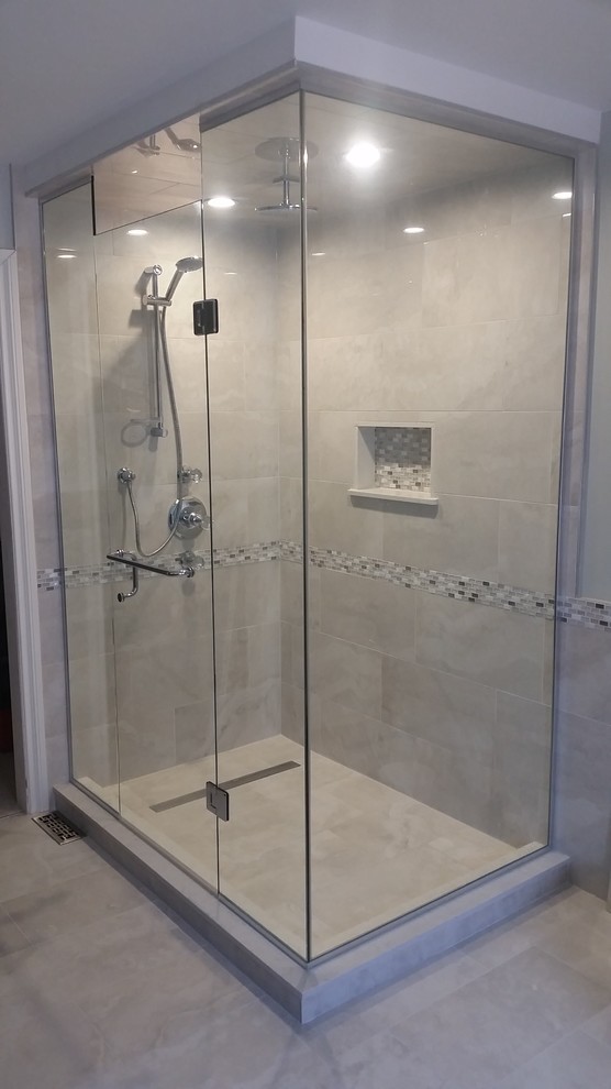 Foto di una stanza da bagno minimal con doccia alcova, piastrelle grigie, piastrelle in ceramica e porta doccia a battente