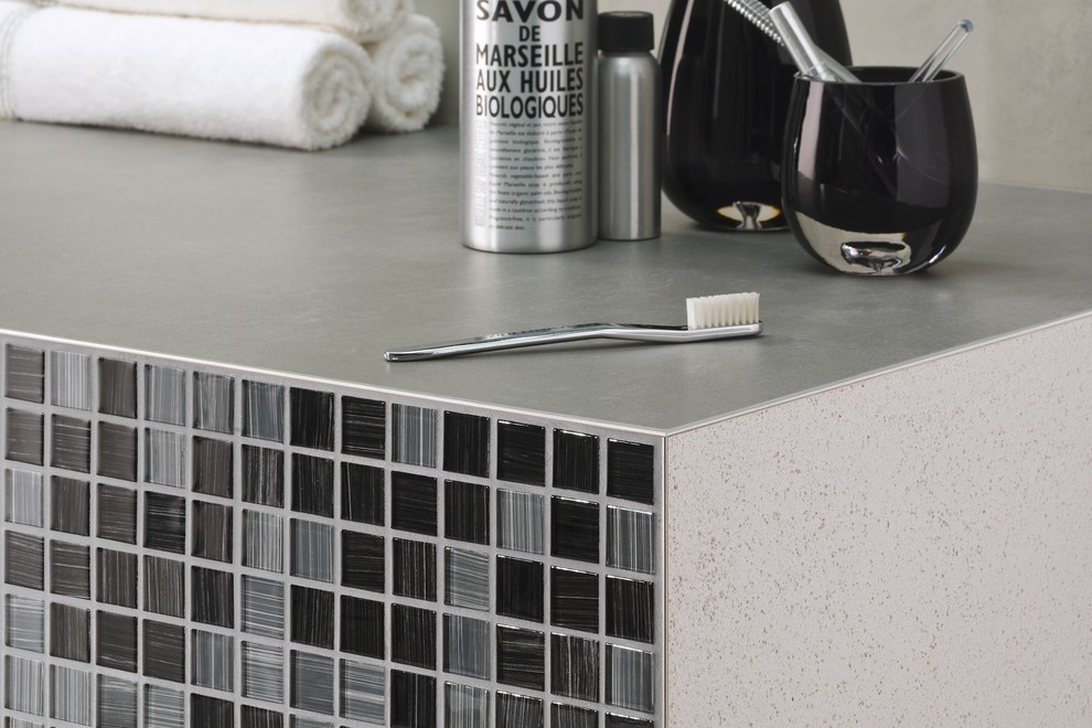 Idee per una stanza da bagno moderna con piastrelle grigie, lastra di vetro e top grigio