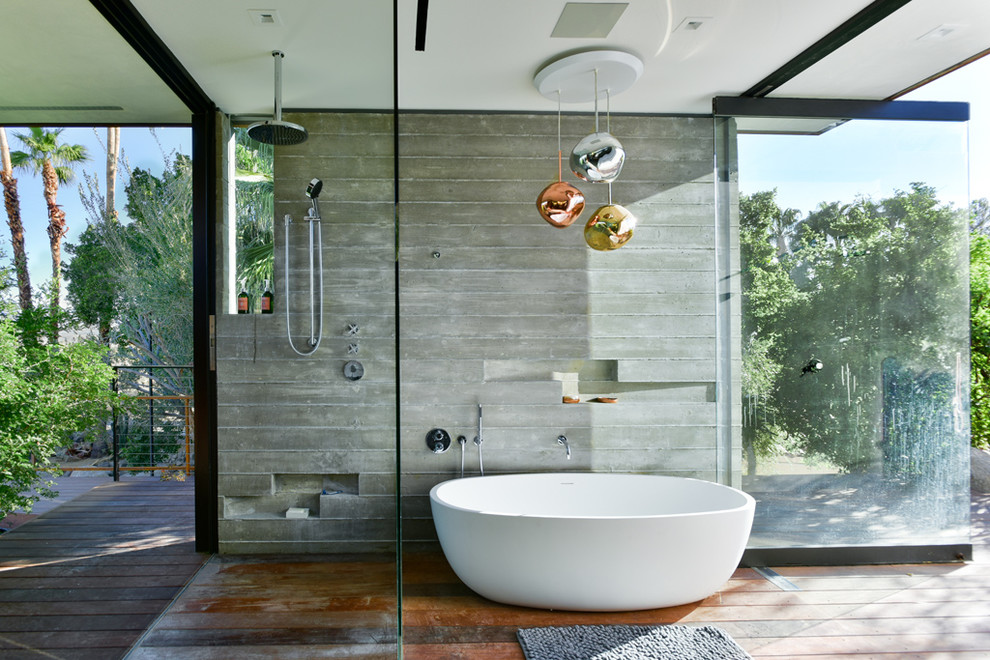 На фото: ванная комната в современном стиле с открытым душем