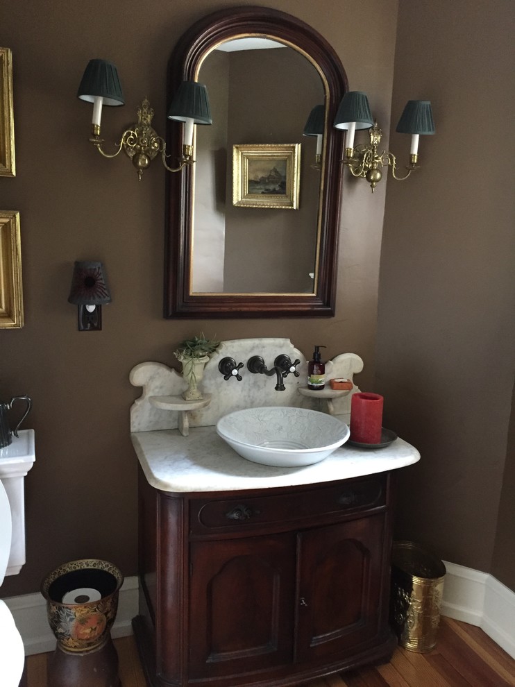 Immagine di una piccola stanza da bagno chic con top in marmo, WC a due pezzi, pareti marroni e parquet chiaro