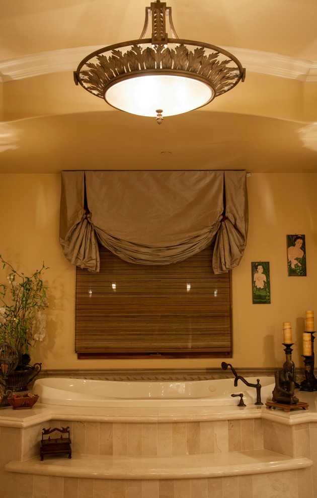 Свежая идея для дизайна: огромная главная ванная комната в средиземноморском стиле с накладной ванной, бежевыми стенами, полом из керамогранита и бежевым полом - отличное фото интерьера