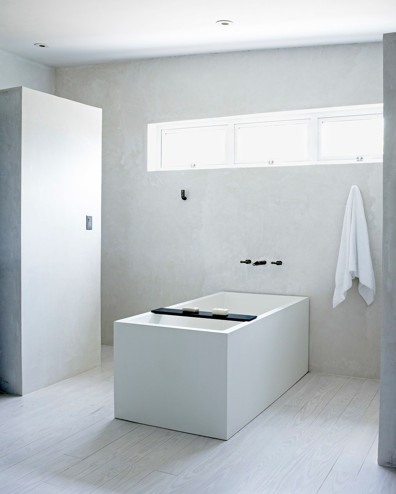 Modernes Badezimmer mit freistehender Badewanne in Sonstige