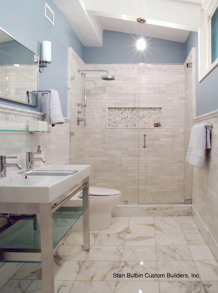 Mittelgroßes Modernes Badezimmer En Suite mit offenen Schränken, Badewanne in Nische, Duschnische, weißen Fliesen, Marmorfliesen, blauer Wandfarbe, Marmorboden, Wandwaschbecken, beigem Boden und Falttür-Duschabtrennung in Miami