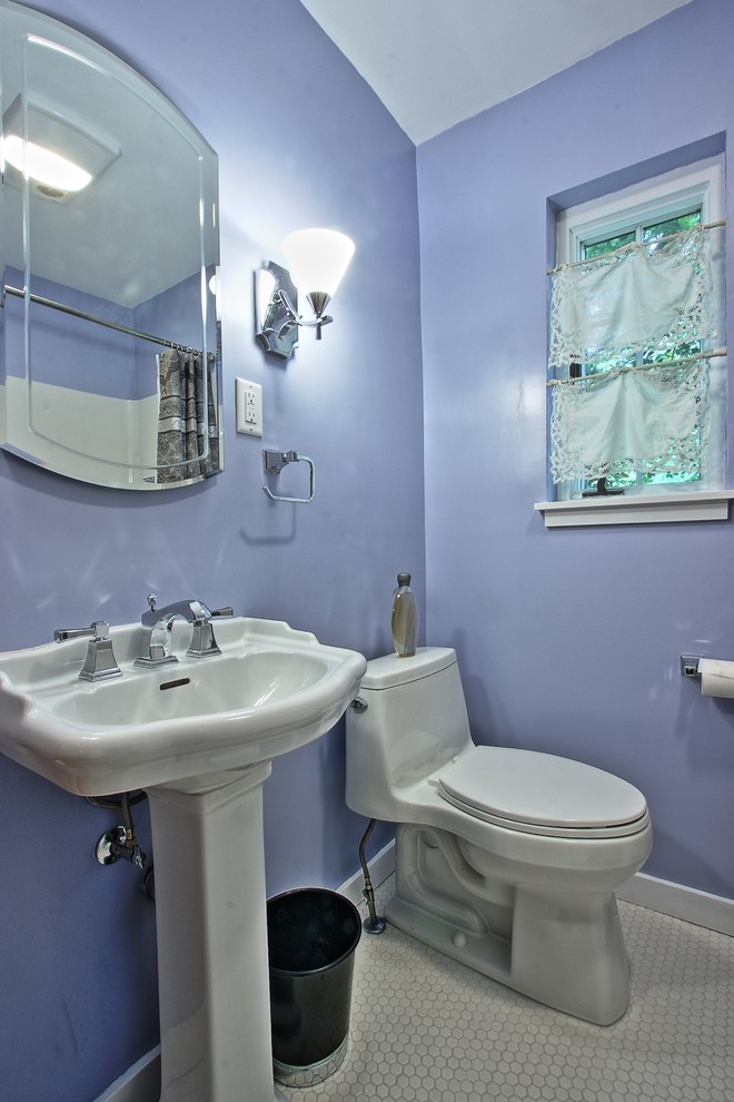 Idéer för ett litet eklektiskt badrum, med ett piedestal handfat, ett badkar i en alkov, en dusch/badkar-kombination, en toalettstol med separat cisternkåpa, vit kakel, keramikplattor, blå väggar och klinkergolv i keramik