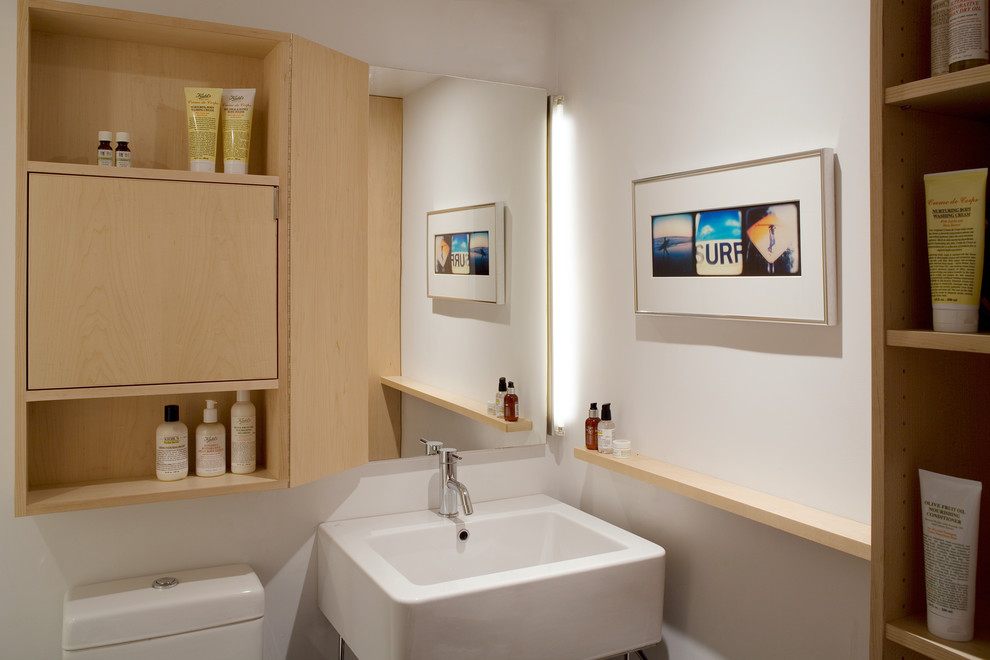 Стильный дизайн: маленькая ванная комната в современном стиле с бежевыми фасадами, унитазом-моноблоком, белыми стенами, душевой кабиной, плоскими фасадами и консольной раковиной для на участке и в саду - последний тренд